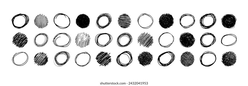 Círculos dibujados a mano.  Conjunto de dibujos a lápiz elementos de diseño de garabato negro en forma de círculos sobre fondo blanco. Ilustración de vector