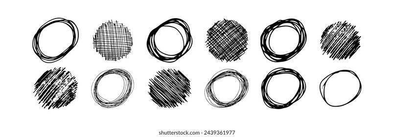 Círculos dibujados a mano.  Conjunto de dibujos a lápiz elementos de diseño de garabato negro en forma de círculos sobre fondo blanco. Ilustración de vector