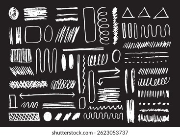 Ensemble d'éléments dessinés à la main. Abstrait brosse pack de template caressée. formes à main levée triangle, rectangle, courbe et flèche. Formes grunge artistique.