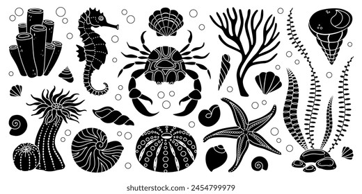 Conjunto de silueta de vida marina dibujado a mano. Animales acuáticos, anémonas, cangrejos, algas, conchas, estrellas de mar, plantas de arrecifes de coral. Siluetas de ecosistema submarino en blanco y negro de estilo sencillo. Ilustración vectorial