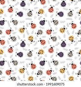 Handgezeichnet nahtloses Muster mit süßen Ladybugs. Schöner floraler Hintergrund. Einfaches Grafikdesign. Skandinavischer Stil. Vektorgrafik