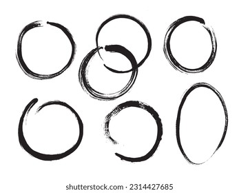 Conjunto dibujado a mano de diferentes círculos hechos por pincel, ilustración vectorial aislada sobre fondo blanco