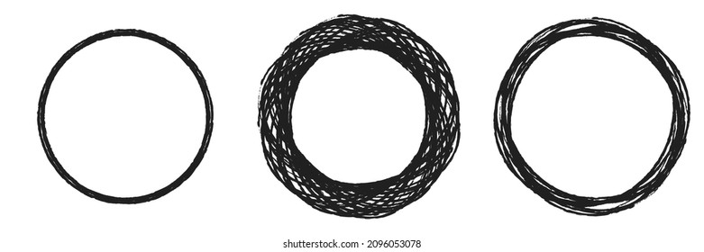 Dibujado a mano, boceto, garabato, círculos de garabatos. Líneas redondas y radiales de niebla, gruesas y manchas. Conjunto de planos de círculos