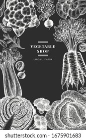 Handgezeichnetes Gemüsesaal-Design. Banner für Bio-Vektorillustration mit frischen Lebensmitteln. Vintage-pflanzlicher Hintergrund. Botanische Illustrationen im Stilstil auf Kreidebrett.
