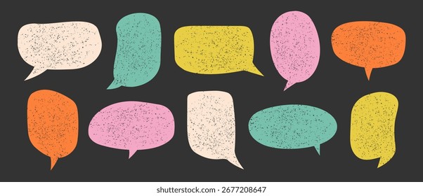Burbujas de discurso dibujadas a mano con textura granulada. Burbuja aislada del habla en blanco, charla o colección de la caja del mensaje. Ilustración vectorial sobre fondo negro.