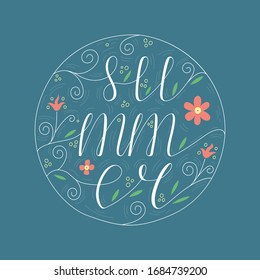 Texto dibujado a mano "Verano" con vid, flores y pinceladas para un humor colorido de verano.