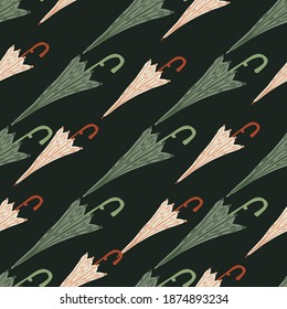 Patrón de paraguas dibujado a mano sin fisuras en el tema de otoño lluvioso. Fondo negro. Impresión de temporada. Perfecto para el diseño de tela, impresión textil, envoltura, cubierta. Ilustración vectorial.