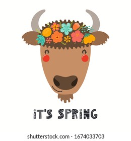 Dibujo manual vectorial de una cara de bisonte linda en una corona floral, con letra Su primavera. Objetos aislados en blanco. Diseño plano de estilo escandinavo. Concepto de impresión infantil.