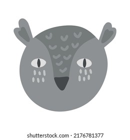 Dibujo manual de la ilustración vectorial de una linda y graciosa cabeza de búho. Objetos aislados sobre fondo blanco. Diseño plano de estilo escandinavo. Concepto niños imprimir. Animal de Woodland.