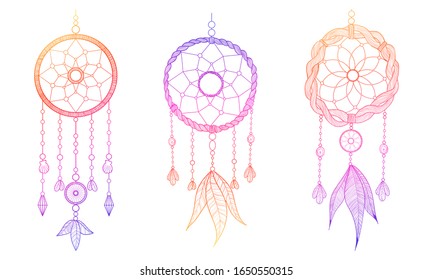 Ilustración vectorial dibujada a mano de un captador de ensueño en el estilo de trabajo de línea. Dreamcatcher decorado con plumas y perlas en dibujo animado con gradiente. Aislado en blanco.