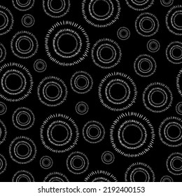 Ilustración vectorial dibujada a mano. Patrón sin brillo con círculos blancos que parecen motivos puntiagudos sobre fondo negro. Moderno, elegante y multiutilizable.