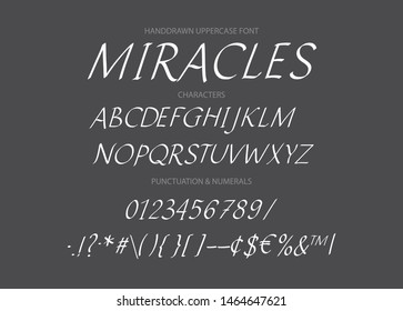 Alfabeto transversal mayúscula manuscrito con letras, números, símbolos. Para caligrafía, letras, citas hechas a mano.