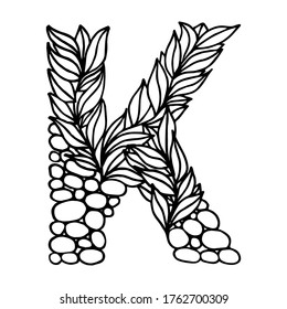 Mano de la letra vectorial dibujada K aislada en fondo blanco. Letra inglesa mayúscula con un patrón de plantas y piedras. Hermosa ilustración natural. Plantilla tipográfica. Eps 8.
