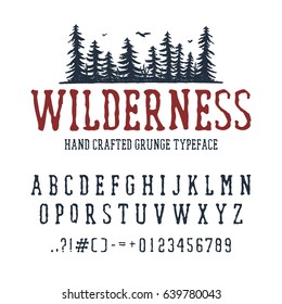 Handgezeichnete Wilderness-Schriftart. lateinisches Alphabet, Vektorbuchstaben, Zahlen und Zeichen. PIne Bäume, Vektorgrafik.