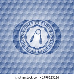 icono de agarre de mano dentro de la placa azul con fondo de patrón geométrico. 