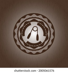 icono de la plancha de mano dentro del emblema de madera retro. 