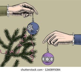 Mano colgando una bola de árbol de Navidad en una rama de abeto con una cinta. Dibujo estilizado de grabado de época. Ilustración del vector