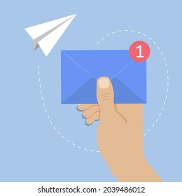 Mano con sobre postal azul, alrededor del avión de papel volador. Concepto de correo electrónico, un nuevo mensaje. Ilustración del vector