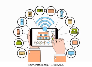 Tableta Digital Retención De Manos Con Iconos Infográficos De Sistemas De Control Hogar Inteligentes, Tecnología De Casa Moderna De La Automatización Concepción Vector Ilustración