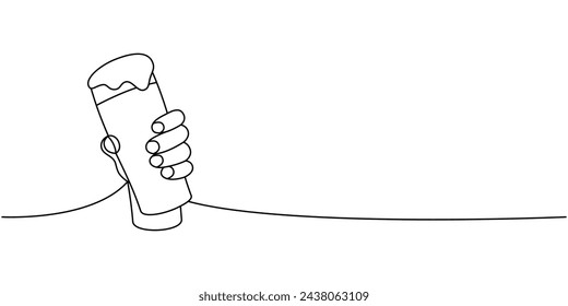 Mano sosteniendo una taza de cerveza una línea de dibujo continuo. Ilustración continua de una línea de productos de pub de cerveza. Ilustración lineal vectorial.