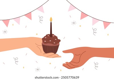 Una mano sosteniendo un cupcake con una vela encendida y entregándolo al cumpleañero. Hora de la fiesta. Concepto de diseño de invitación de cumpleaños. Copia el espacio del anuncio.