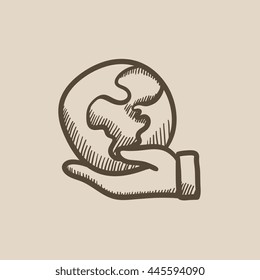 Mano sosteniendo el icono del esbozo del vector de la Tierra aislado en el fondo. Mano dibujada sujetando el icono de la Tierra. Mano sosteniendo el icono del sketch de la Tierra para infografía, sitio web o aplicación.
