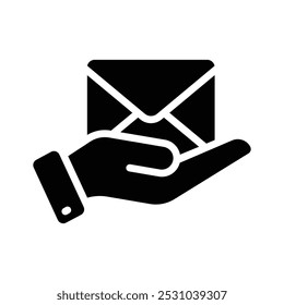 Mano sosteniendo un sobre que simboliza la entrega de correo electrónico o el icono de servicio de mensajes