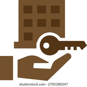 Mano que sostiene la llave delante del concepto de compra de bienes raíces del edificio