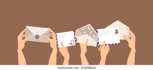 mano sujetando el sobre de la carta para enviar 