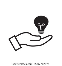 Mano sosteniendo una bombilla de luz sobre un fondo blanco con espacio para copiar