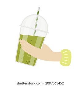 Hand, die eine Matcha-Tasse hält. Plastiktasse mit grüner Flüssigkeit, traditionelles japanisches Getränk. Frische energetische Getränke, Antioxidans. Detox Schütteln für gesundes Essen. Trend-Konzept für Essen und Trinken.
