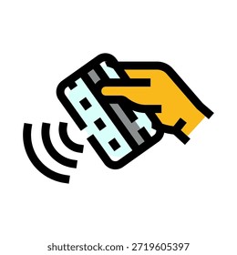 Mão segurando um cartão de pagamento com ondas de sinal ativas, ilustrando a tecnologia moderna e rápida de nfc e rfid para transações seguras e convenientes de dinheiro em um terminal ou leitor