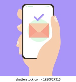 Mano sosteniendo el teléfono con el sobre del mensaje. Envía el concepto de mensaje.