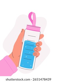Mão segurando uma garrafa de água reutilizável com tampa e correia rosa. Água azul dentro com linhas de medição. Estilo de desenho animado plano. Conceito de hidratação, fitness e estilo de vida saudável.