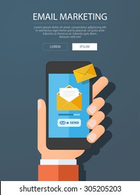 Mão segurando telefone inteligente na mão com rede social de e-mail. Mensagem enviada no celular. E-mail marketing. Ilustração vetorial de estilo plano