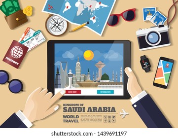 Mano con tableta inteligente reservar el destino de viaje.Los lugares famosos de Arabia Saudita.Carteles conceptuales de vectores en estilo plano con el conjunto de objetos de viaje, accesorios e ícono de turismo.