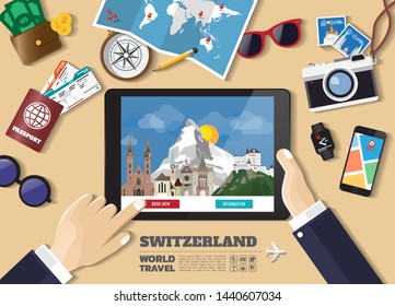 Hand, die Smarttabletten bucht Reiseziel.Die Schweiz berühmte Plätze.Vektorillustration-Konzepte Banner im flachen Stil mit dem Satz von Reiseobjekten, Accessoires und Fremdenverkehrssymbol.