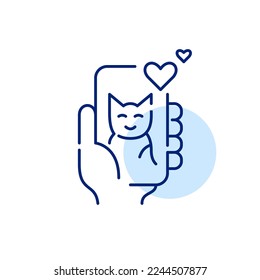 Hand, die Smartphone mit Katzenbild und Gefällt hält. Pixel perfektes, bearbeitbares Strichzeilensymbol