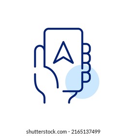 Mano sosteniendo un smartphone con una aplicación de navegación. Icono de línea de dibujo de píxeles perfecto, modificable