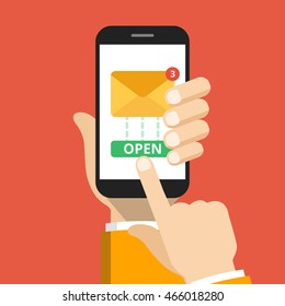Mano sosteniendo el smartphone con el icono de lectura del correo electrónico en la pantalla. Ilustración vectorial plana.
