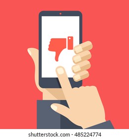 Mano sosteniendo el smartphone con el disgusto rojo en la pantalla. Redes sociales y medios de comunicación en teléfonos móviles. Elementos gráficos modernos para banners web, diseño web, materiales impresos. Ilustración vectorial de diseño plano