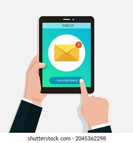 Comprimido de mano con nuevo correo electrónico en la pantalla del tablet, concepto de correo electrónico 