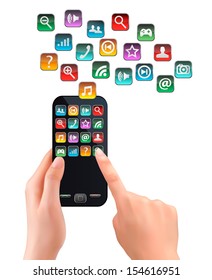 Una mano sostiene un teléfono móvil con pantalla táctil con iconos. Vector.