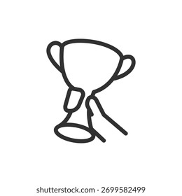 Troféu de mão, ícone linear. Recompensa e sucesso alcançado. Linha com traçado editável.