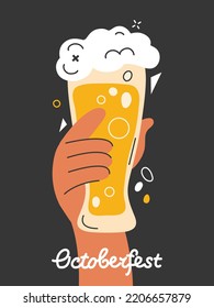 Mano sostiene una taza de cerveza con espuma blanca. Cartel o afiche del Festival Oktoberfest. Tómate una cerveza con tus amigos. Bebida fría con alcohol para las vacaciones. Ilustración vectorial dibujada a mano con letras