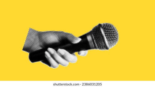 Una mano sostiene un micrófono. Elemento de asociación en efecto de semitono. Ilustración de arte pop con fondo amarillo brillante. Vector png. 