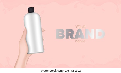 La mano sostiene una botella de plástico. Mano femenina realista con una botella. Es bueno para champú o gel de ducha. Cartel para la publicidad de cosméticos. Vector.