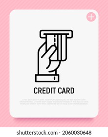 Mano insertando tarjeta de crédito en el icono de línea delgada de la ranura ATM. Ilustración vectorial moderna.