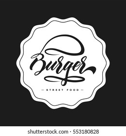 Diseño del logo de la comida de la hamburguesa con membrete manual en fondo oscuro. Pictograma de menú de restaurante de comida rápida con infografía web. Ilustración de emblema vectorial de la barra caligráfica moderna de primera calidad.