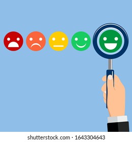 Mano con una lupa. Cinco emoticonos de dibujos animados, emocional. Revisiones positivas de los clientes. Calificación del concepto de votos en un fondo azul.